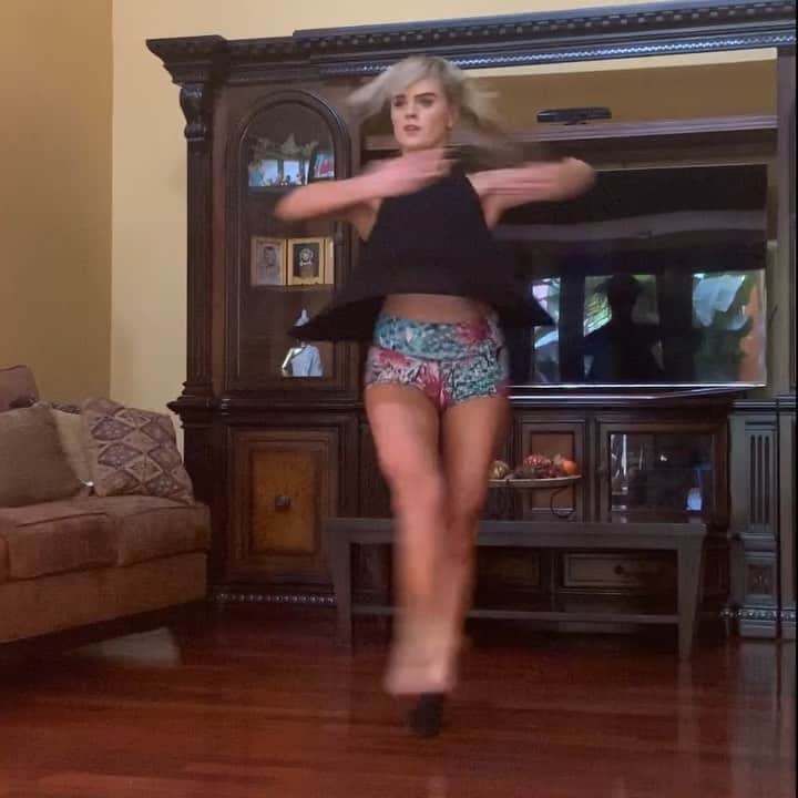 Mia Diazのインスタグラム：「🌪 🌪 Turning into a new week ❤️ #miadiaz #turns #turntuesday #turncombotuesday #turncombo #dance #dancemoms Shorts by @bixbyclothingco」
