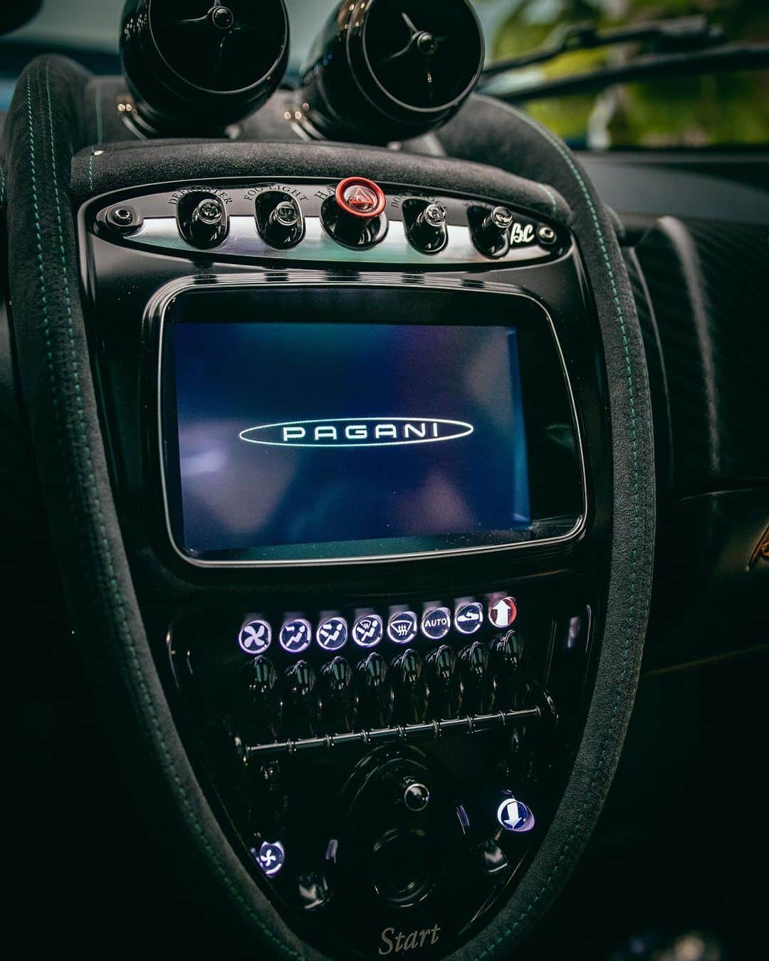 CarsWithoutLimitsさんのインスタグラム写真 - (CarsWithoutLimitsInstagram)「Green Carbon Huayra BC  Photo @maxparkesphoto Set 3/5 @paganiautomobili @gregb.23  #carswithoutlimits #pagani #huayrabc #huayra @pfaffpagani」8月19日 5時20分 - carswithoutlimits