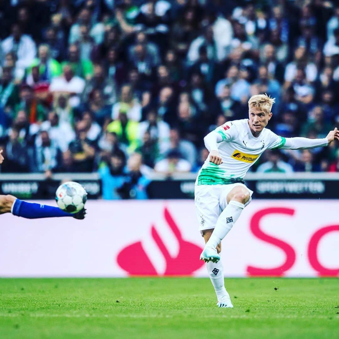 オスカル･ヴェントのインスタグラム：「Fantastic to play bundesliga in Borussia Park again!! #fohlenelf」