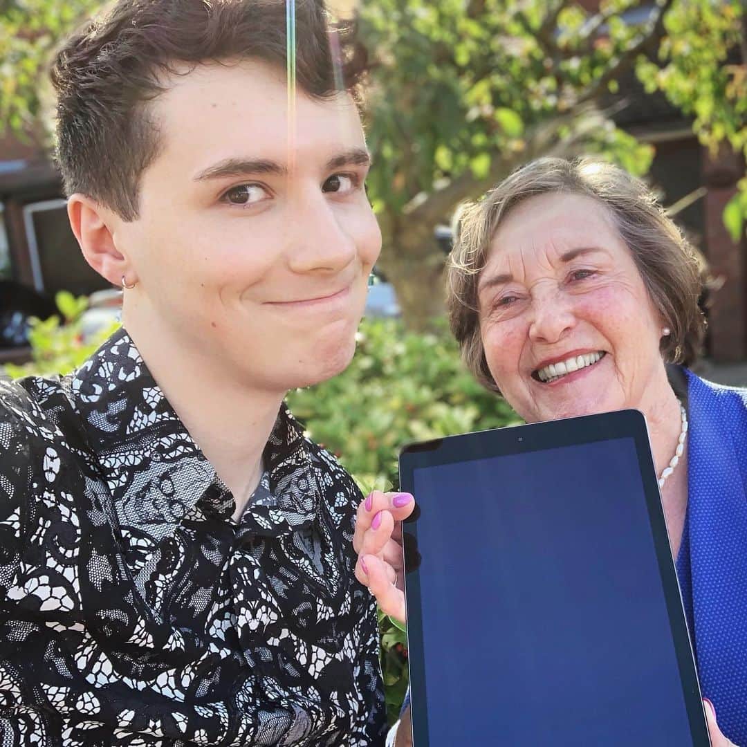 ダニエル・ハウウェルのインスタグラム：「i didn’t forget the ipad」
