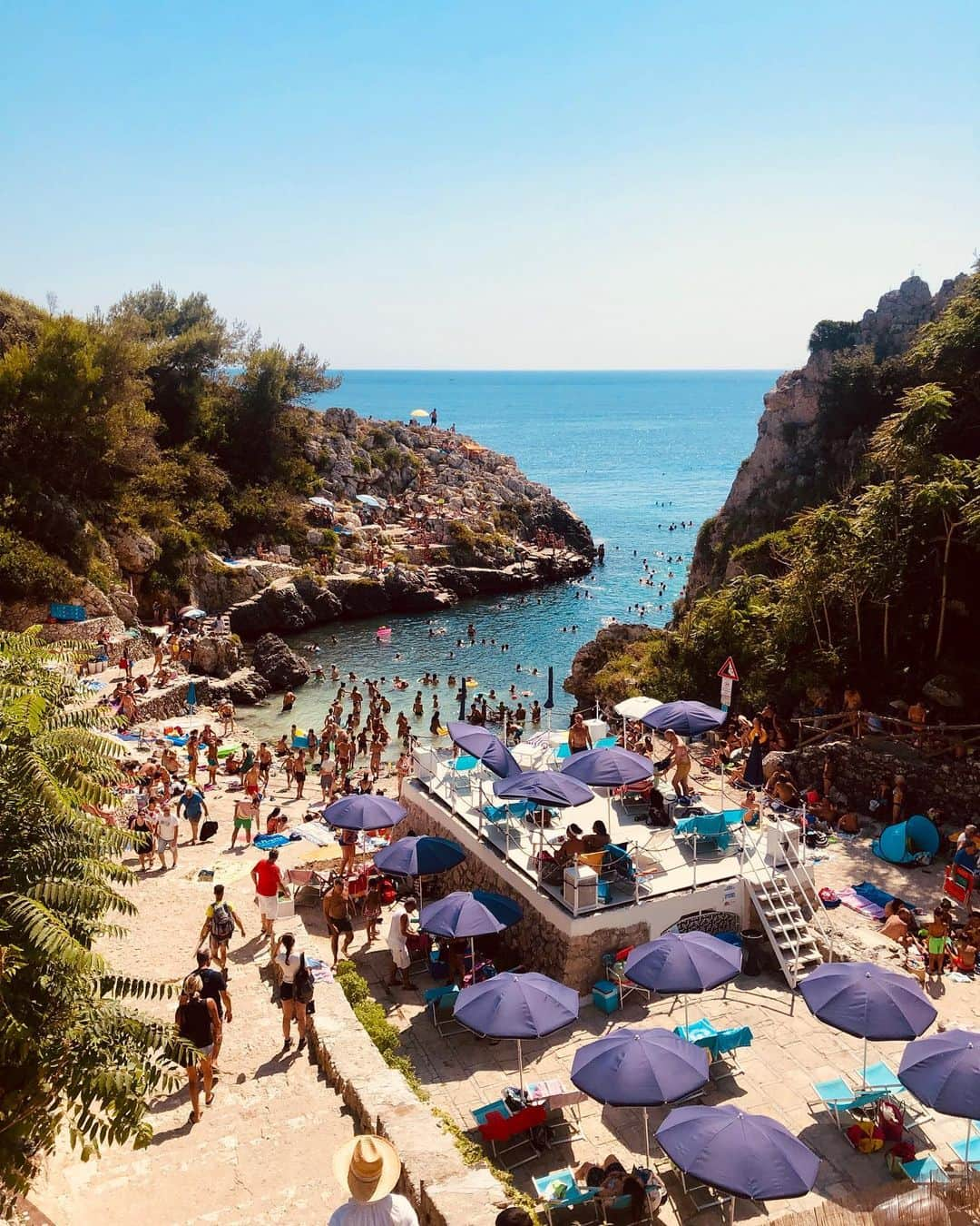 ジェマ・スタイルズさんのインスタグラム写真 - (ジェマ・スタイルズInstagram)「Bella Italia 🇮🇹 this cove was *so* beautiful... however there were ten of us and we didn’t arrive until lunchtime - it was 35+ degrees, there was no space near big enough to park a minibus, not enough room left to sit down and zero hope of any shade. So we drove around for a bit, took a picture of it and then turned around and went straight back to the house to cool off 🙃 The bits you don’t see on the grid! Something to remember when scrolling this time of year #realholidays」8月19日 5時27分 - gemmastyles