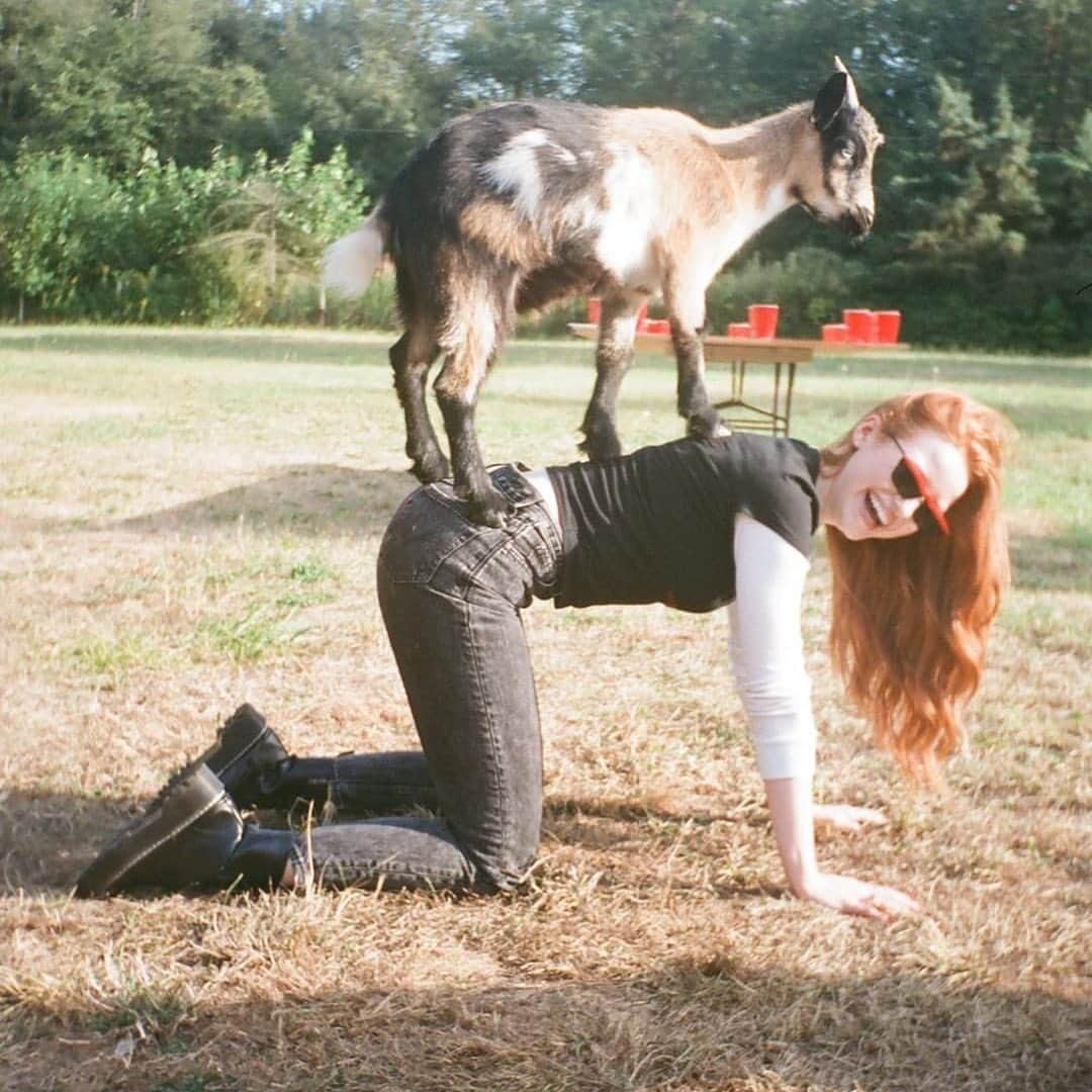 マデライン・ペッチさんのインスタグラム写真 - (マデライン・ペッチInstagram)「its been 25 years... but I finally got my goat on my back picture. Happy birthday to me」8月19日 5時30分 - madelame