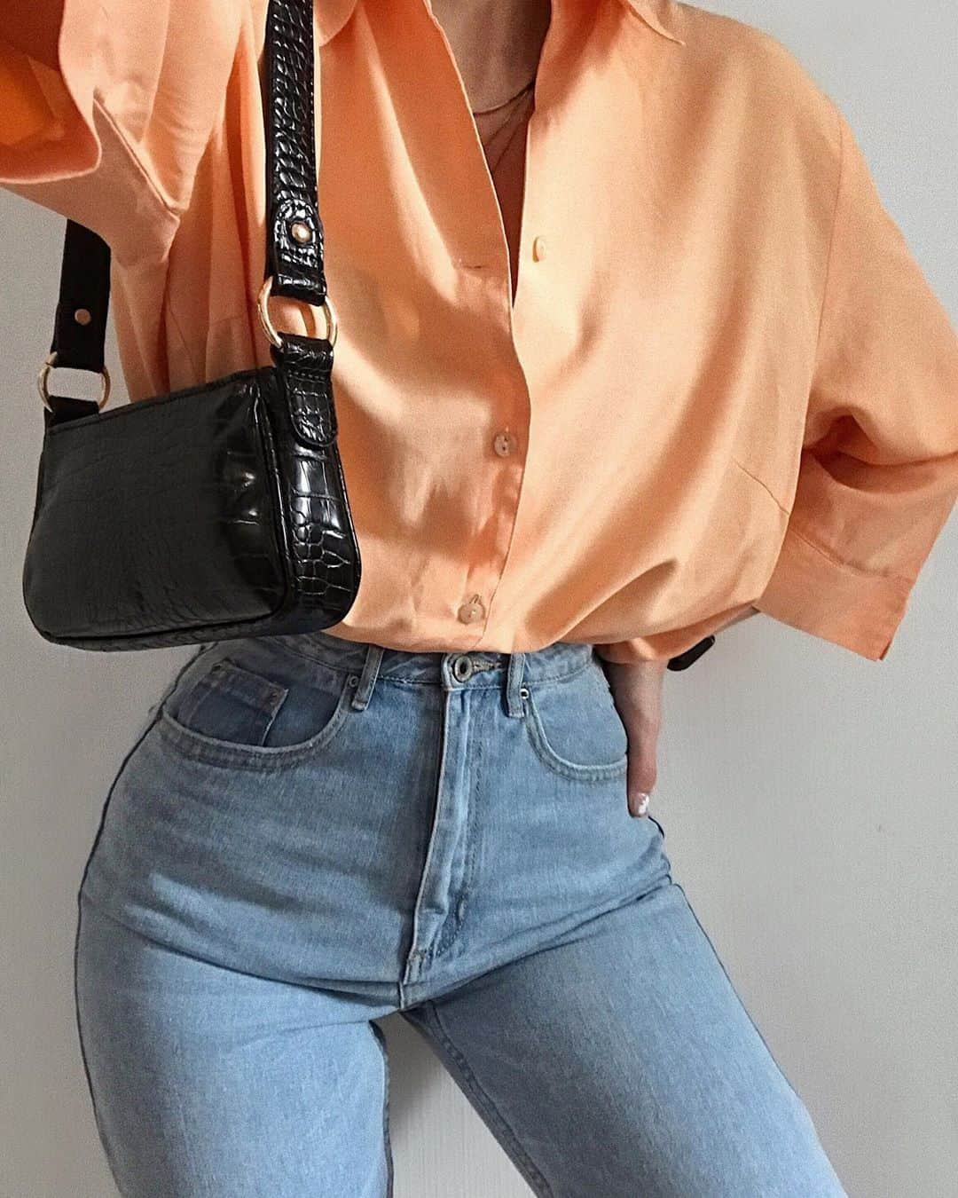 ASOSさんのインスタグラム写真 - (ASOSInstagram)「If your mini bag could talk, what would it say about you? 👜 📸 @juliadamon 🔎 ASOS DESIGN croc effect 90s shoulder bag (1477729)」8月19日 5時30分 - asos