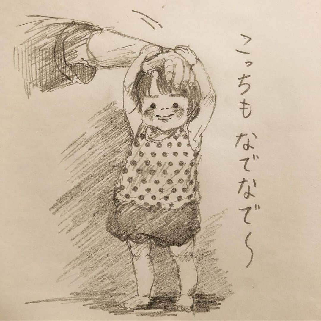 いとうさんのインスタグラム写真 - (いとうInstagram)「もぞもぞ動くちっちゃい生き物（・◇・） を、じーーーーと見つめる姪っこ2歳ಠ_ಠ  #妹ができてからというもの #彼女が泣いたりしゃっくりしたりするたびに大喜びのふみさん #顔を覗き込んだり頬っぺにチューしたりしては愛でているようですが #たまに悪戯小僧みたいな顔で頬っぺをビヨーとやるので #横でママさんの監視付き #最近お肉がこれでもかとついてきて #あらそろそろ食べごろかしら〜と言われている妹ちゃん #丸まって寝る後ろ姿がつきたてのお餅（・◇・） #イトウハジメ #イトウ先生授業の時間です #美術学生イトウの青春 #放課後のオレンジ #ぼくと小さな怪獣 #イラスト #漫画」8月19日 5時40分 - itototoon