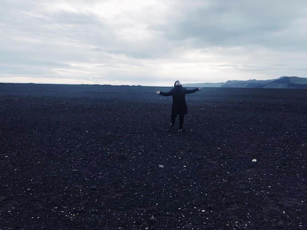 ASKAさんのインスタグラム写真 - (ASKAInstagram)「アイスランド2日目。 緑がかった所を抜けると、荒々しさが残る広大な場所に辿り着きました。地球創生とは、こういう場所なのかもしれません。 #aska #aska_official #アイスランド #地球創生 #こういう場所のことなんでしょうね #しかし #とにかく寒い」8月19日 5時35分 - aska_official921