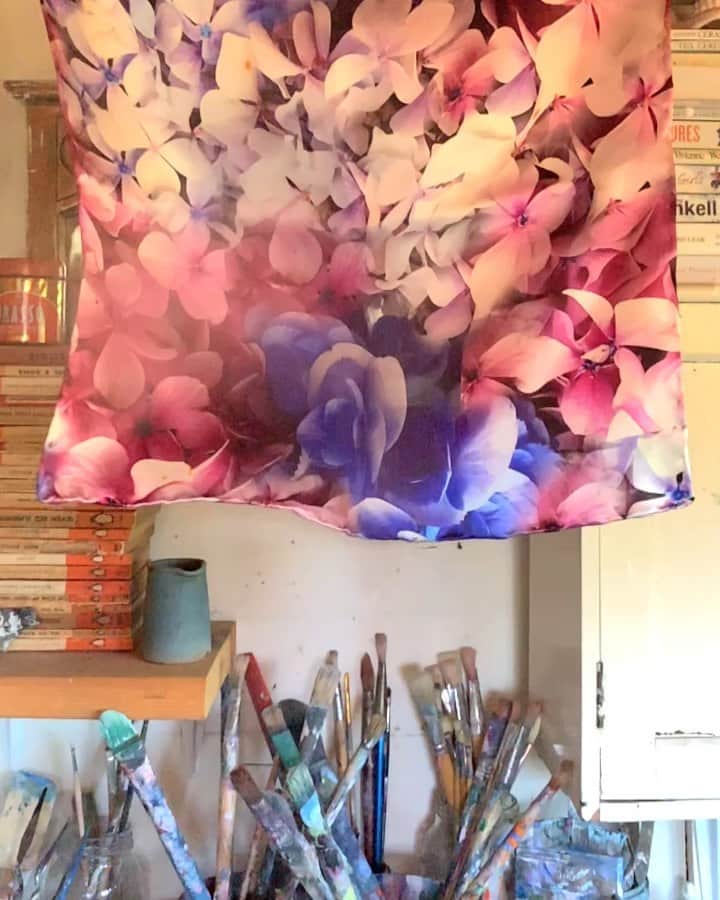 Tea and sittingのインスタグラム：「🎶✂️🌸...I’ve been sewing floral silk scarves all day and thought I’d share some of the process from the cutting of the silk to making my own packaging in this film...✂️📩 The 5 new silks I finished today are now in my shop as you can see them all over in my Stories. You can also get £5 off with the checkout code ‘SILKBONUS’...There’s a link to my shop in my profile or there are some direct links in my Stories 🌿✂️ ( 🎶 from @epidemicsound )」
