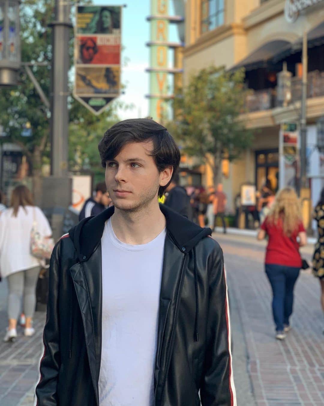チャンドラー・リッグスのインスタグラム：「gimme some amazing show recommendations pls. i'm currently on season 4 of breaking bad but euphoria is up next」