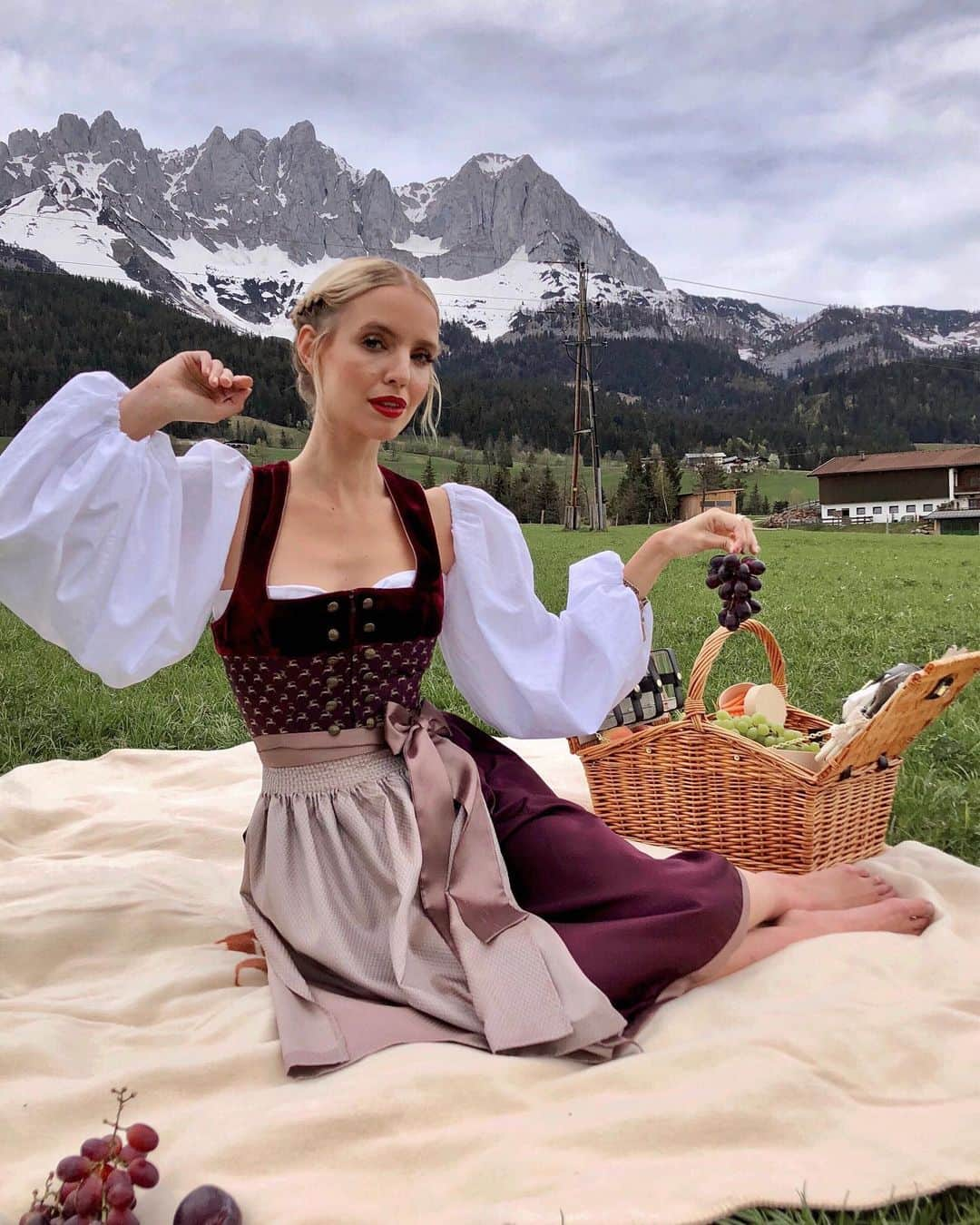 レオニー・ハンネさんのインスタグラム写真 - (レオニー・ハンネInstagram)「Last one from my @krueger_dirndl campaign shot in the mountains.🏔 Anzeige/Ad #dressedinkrüger #KrügerDirndl」8月19日 5時57分 - leoniehanne