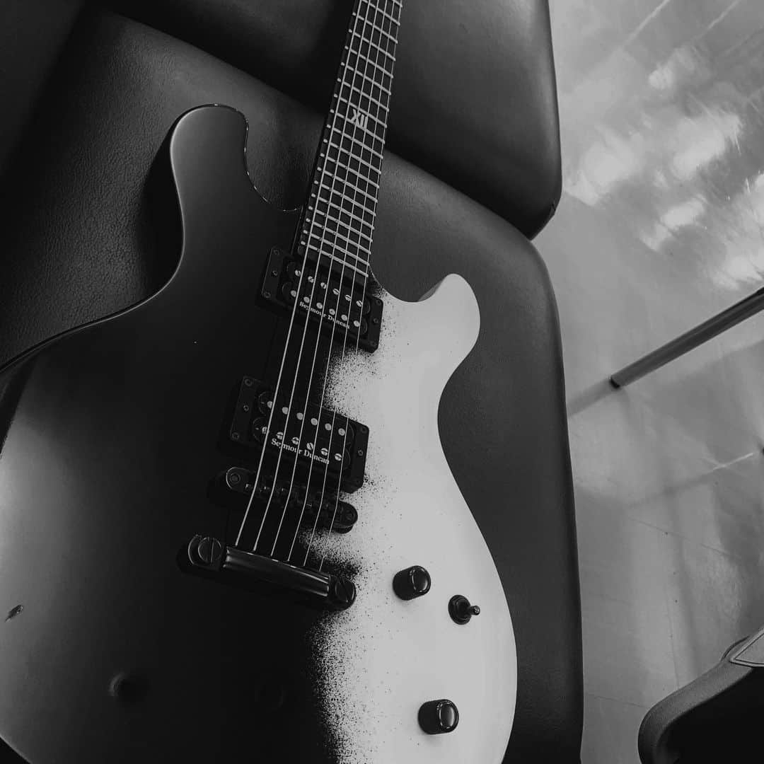 のインスタグラム：「これは本当にcoolなギターだよな。俺はボーカルだけどさ。 曲作りの相棒。またどっぷりした世界を作ろうぜ。  次のは相当やばいよ！🔥🔥 #thegazette #fornewsong #いつかは作品として皆に届くよ。」