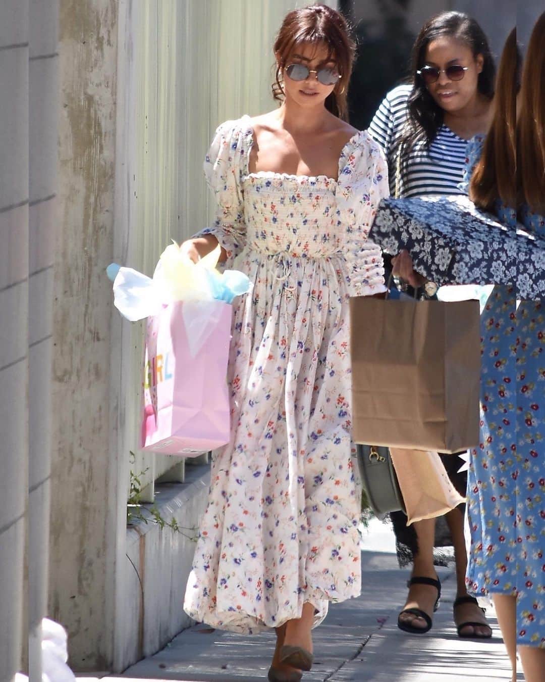 Just Jaredさんのインスタグラム写真 - (Just JaredInstagram)「@sarahhyland carries presents on her way to @samanthadroke’s baby shower with co-hostess @ashleytisdale and @franciaraisa! #SarahHyland #AshleyTisdale #SamanthaDroke #FranciaRaisa Photos: BackGrid」8月19日 5時55分 - justjared