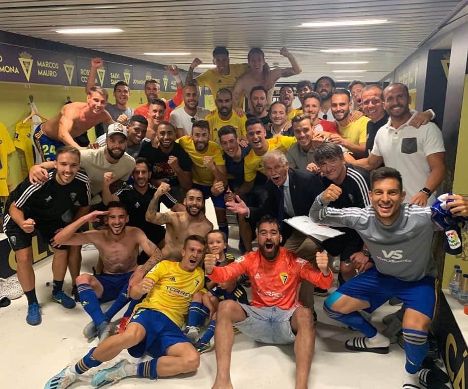 アレハンドロ・フェルナンデス・イグレシアスのインスタグラム：「Y empezamos de la mejor manera! Qué bonito va a ser este año! 💛💙 #AF #8」