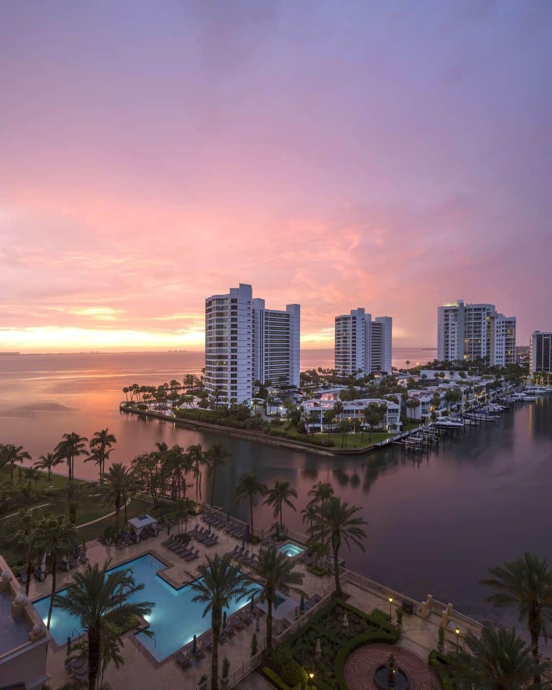 リッツ・カールトンさんのインスタグラム写真 - (リッツ・カールトンInstagram)「Golden horizons meet violet skies as a beautiful day comes to a close at The Ritz-Carlton, #Sarasota. ⁣⁠ ⁣⁠ #Florida #FL #GulfCoast #SunshineState #Sunset #GoldenHour #Coast #RoomWithAView #SummerNights #Summer #Vacation #Horizon #Travel #Travelgram #InstaTravel #TravelDiaries」8月19日 6時00分 - ritzcarlton