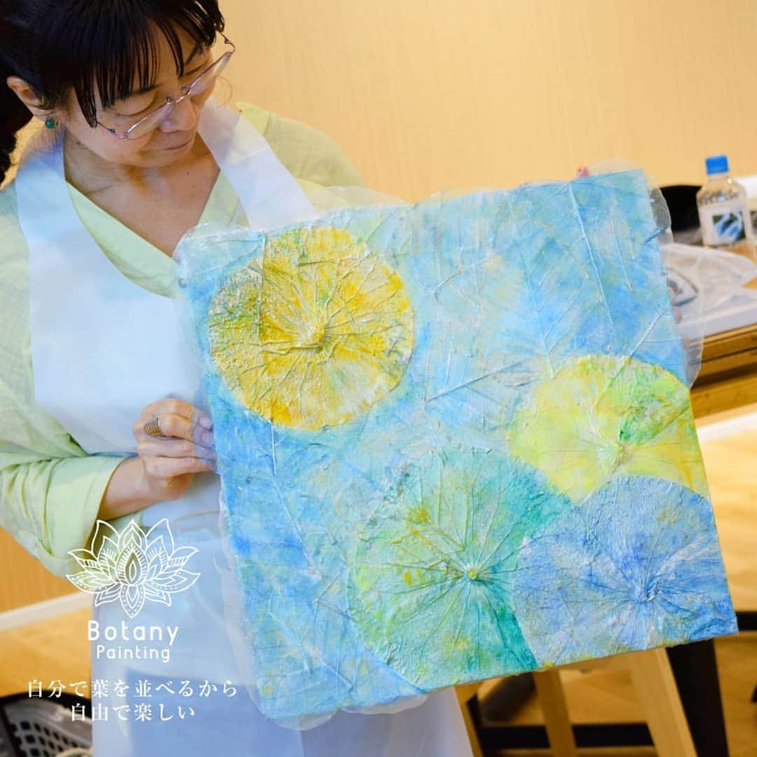 botanypaintingさんのインスタグラム写真 - (botanypaintingInstagram)「* ＼自分で貼って、塗るから楽しい／ 蓮とインド菩提樹のボタニーペイント  ワークショップ参加者様と 完成したばかりの作品。  やわらかなパステルカラーと 浮遊するかのような葉が相まって 美しい世界を描いています。  ー作者の方へ 掲載にご協力いただき ありがとうございます。  ー*ー*ー*ー*ー*ー*ー ワークショップと通信講座 認定講師の資格も取れる ボタニーペインティング 通信講座13期生募集中 ー*ー*ー*ー*ー*ー*ー  全国の通信講座の受講者様と ワークショップ参加の方より 沢山の応援メッセージを頂いております。 ありがとうございます！  Botany Painting on  Bamboo Basket Making Workshop  各地でのワークショップ お申し込み、好評受付中です。  名古屋 8月31日.土 大阪 9月1日.日 東京 9月7日.土 広島 9月13日.金 広島 9月14日.土 神戸 9月15日.日 金沢 9月21日.土 長野 9月22日.日 仙台 9月28日.土 奈良/une table 10月7日.月 香川/高松 10月12日.土 福岡 10月13日.日 熊本 10月14日.月祝 東京 10月22日.火祝 秋田 10月26日.土 青森/弘前 10月27日.日 名古屋 10月29日.火  自分で貼れるから楽しい！ 《スケジュールと詳細はこちら》 @botanypainting * 株式会社アントレサンフラッペ 411-0016 静岡県三島市塚原新田24-3 デザイナー　杉本光俊  ーーーーーーー  LIFE is ART Botany Painting  #ボタニーペインティング #蓮 #ハス #インド菩提樹 #ロータス #ロータスリーフ #菩提樹 #アート #通信講座 #学びの時間 #ワークショップ #天然植物 #インテリア #蓮の葉 #ボタニカル #アントレサンフラッペ #茶道 #民芸 #蓮の葉にペイント #蓮の葉を使ったワークショップ #パステルカラー #幻想的 #軽やかに #浮遊する #自由に描く #botanypainting #lotus #linden #botanical #lifeisart」8月19日 6時01分 - botanypainting