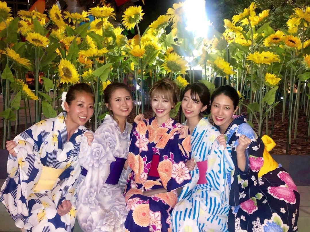 新部宏美さんのインスタグラム写真 - (新部宏美Instagram)「🌻🌻🌻🌻🌻🌻🌻🌻🌻🌻🌻 * でこぼこ具合がちょうど居心地いい🥰最高な人たち💪 * お誕生日おめでとう🎈🎉🎂💟 * * * #浴衣#浴衣ヘアアレンジ#浴衣女子#浴衣コーデ#浴衣女子会#ヒマワリ畑#造花#海賊団#お誕生日会#紀尾井町ガーデンテラス#紀尾井町#ひまわり」8月19日 6時02分 - piromin_1202