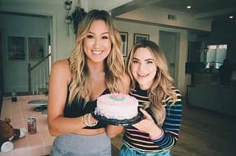 Lauren Riihimakiさんのインスタグラム写真 - (Lauren RiihimakiInstagram)「I’m obsessed with film cameras and @rosannapansino ❤️🎂🙌🏻 episode 10 of #DIYMASTER with Ro is live!!! prepare to be hungry!! also which pic do you prefer? flash or no flash? 💡💡💡」8月19日 6時02分 - laurdiy