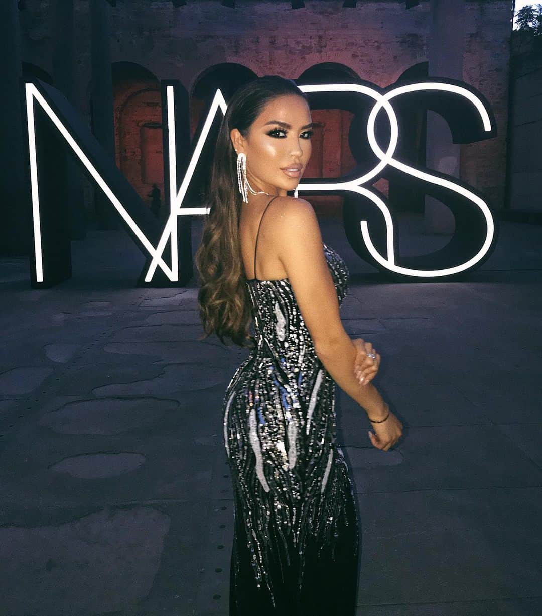 iluvsarahiiさんのインスタグラム写真 - (iluvsarahiiInstagram)「I don’t always dress up but when i do it’s for a good reason! Tonight’s gala look to celebrate Francois Nars and 25 epic years😘❤️ @narsissist #NARS25」8月19日 6時11分 - iluvsarahii