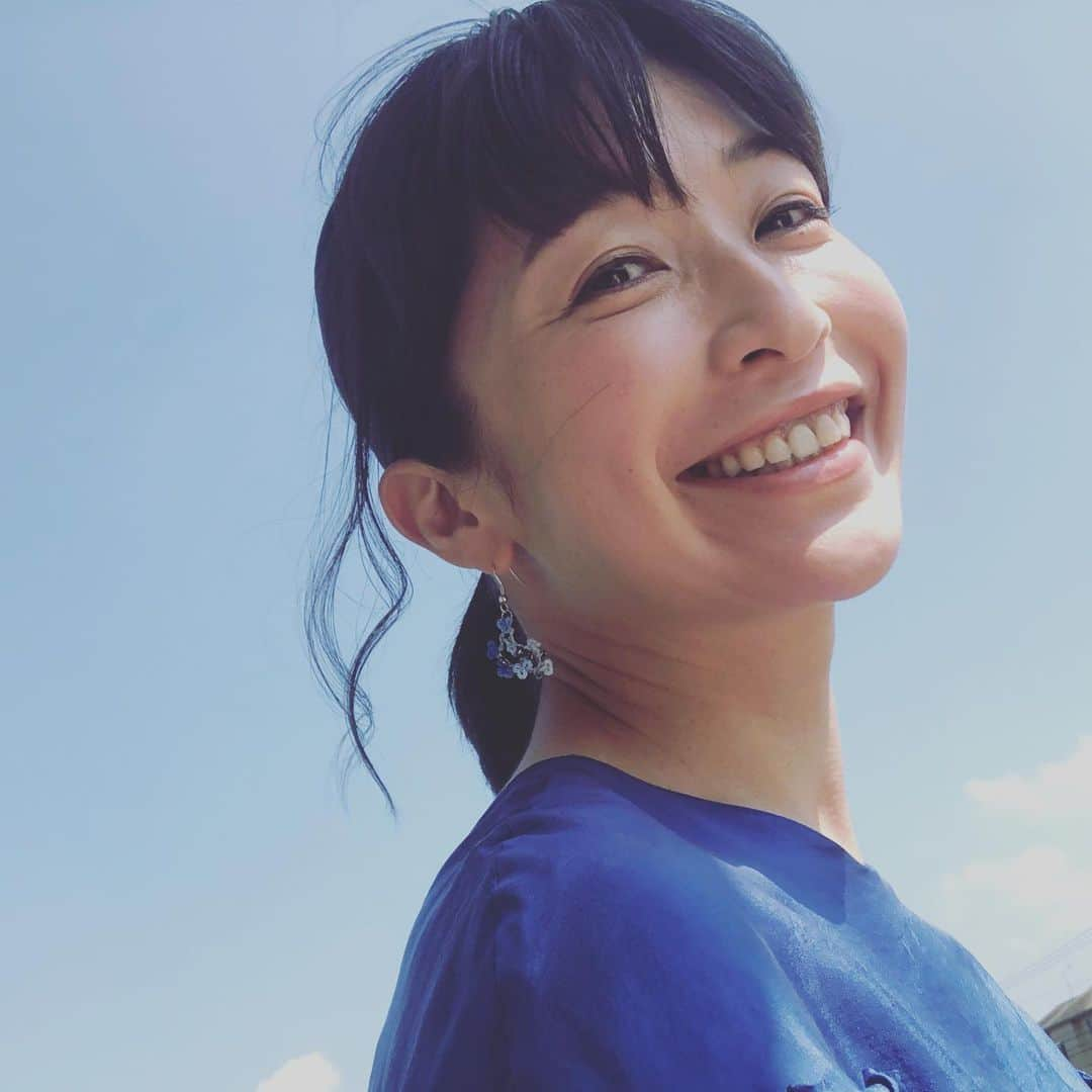 小野真弓さんのインスタグラム写真 - (小野真弓Instagram)「お盆休みも終わりですね🌾 お仕事が始まる皆様、行ってらっしゃいませ🙋‍♀️✨ 私は学校✂️✨良い一日を！🌈 #お盆明け#小野真弓#青空#風がそよそよ」8月19日 6時12分 - hanaharuaroi