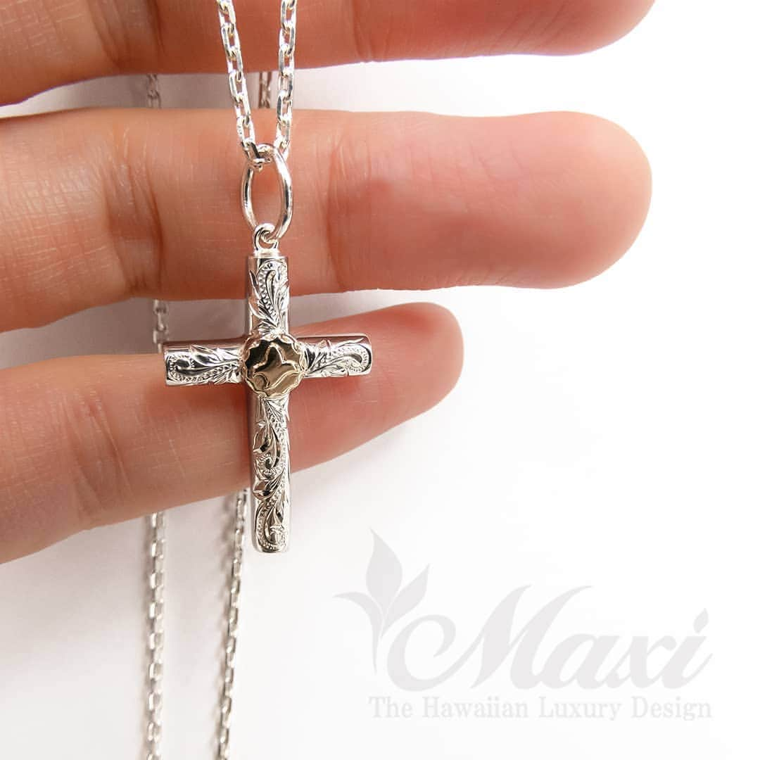 Maxi Hawaiian Jewelryさんのインスタグラム写真 - (Maxi Hawaiian JewelryInstagram)「Promise cross pendant with maile symbol🌿🌈🌿🌈🤙✨ #maxi #maxihawaiianjewelry #hawaiianjewelry #hawaiianheirloom #engraving #hawaii #hawaiian #pendant #cross #crosspendant #maile #マキシ #マキシハワイアンジュエリー #ハワイアンジュエリー #ハワイ #ハワイアン #ペンダントトップ #クロス #クロスペンダント #クロスペンダントトップ #マイレ  @maxi_press」8月19日 6時16分 - maxi_japan_official