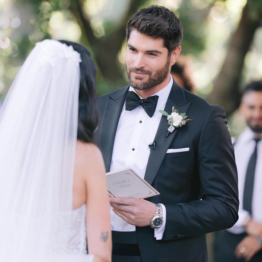 のインスタグラム：「Vows started out strong... then somehow I turned into a babbling baby... At least I redeemed myself by cutting the cake with my Samurai sword 😉🗡 @thebutterend」