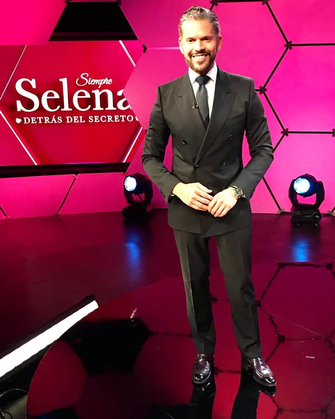 Rodner Figueroaさんのインスタグラム写真 - (Rodner FigueroaInstagram)「Los espero esta noche a las 10/9c PM en @telemundo con el especial “Siempre Selena. Detrás del secreto”. Esta noche nos acostamos juntos!!! #rodnerfigueroa #telemundo #elsecretodeselena」8月19日 6時16分 - rodnerfigueroa