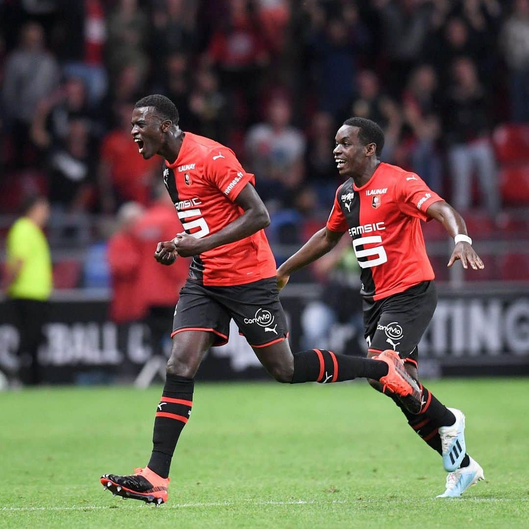 リーグ・アンさんのインスタグラム写真 - (リーグ・アンInstagram)「Victoire du @staderennaisfc ✅ !  Les Rouge & Noir s'imposent (2-1) au Roazhon Park et infligent au @psg son premier revers dès la 2e journée du championnat 🔴⚫️ 💪 ! #SRFCPSG • • #Ligue1Conforama #SRFC #StadeRennais #StadeRennaisFC #Rennes #RoazhonPark」8月19日 6時30分 - ligue1ubereats