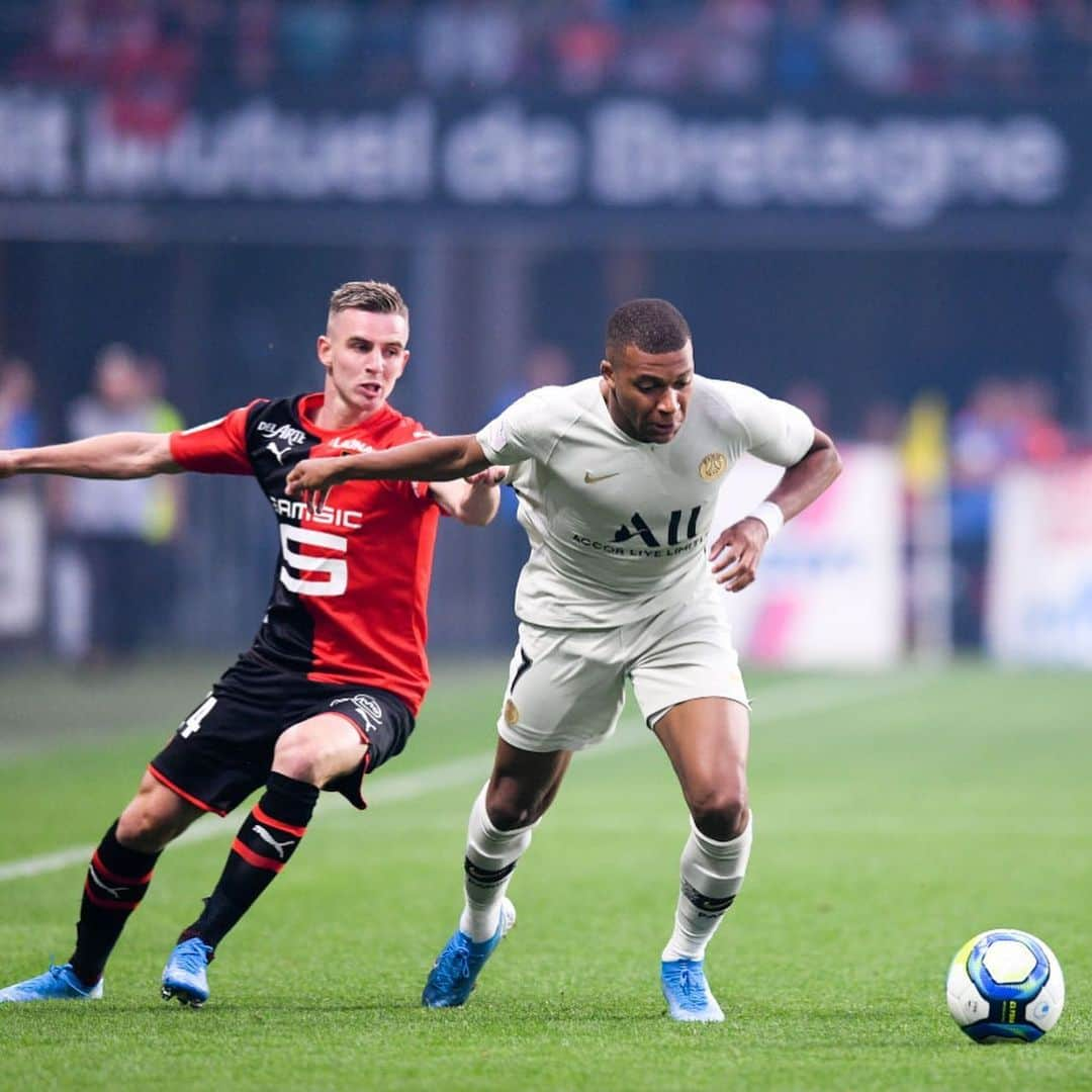 リーグ・アンさんのインスタグラム写真 - (リーグ・アンInstagram)「Victoire du @staderennaisfc ✅ !  Les Rouge & Noir s'imposent (2-1) au Roazhon Park et infligent au @psg son premier revers dès la 2e journée du championnat 🔴⚫️ 💪 ! #SRFCPSG • • #Ligue1Conforama #SRFC #StadeRennais #StadeRennaisFC #Rennes #RoazhonPark」8月19日 6時30分 - ligue1ubereats