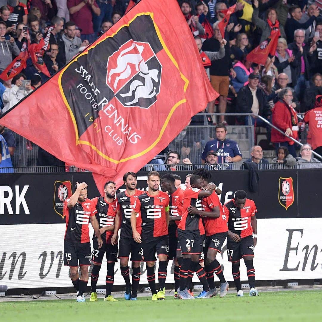 リーグ・アンさんのインスタグラム写真 - (リーグ・アンInstagram)「Victoire du @staderennaisfc ✅ !  Les Rouge & Noir s'imposent (2-1) au Roazhon Park et infligent au @psg son premier revers dès la 2e journée du championnat 🔴⚫️ 💪 ! #SRFCPSG • • #Ligue1Conforama #SRFC #StadeRennais #StadeRennaisFC #Rennes #RoazhonPark」8月19日 6時30分 - ligue1ubereats