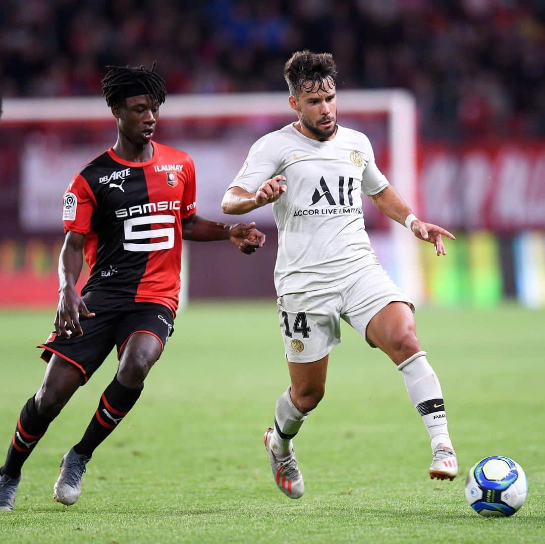 リーグ・アンさんのインスタグラム写真 - (リーグ・アンInstagram)「Victoire du @staderennaisfc ✅ !  Les Rouge & Noir s'imposent (2-1) au Roazhon Park et infligent au @psg son premier revers dès la 2e journée du championnat 🔴⚫️ 💪 ! #SRFCPSG • • #Ligue1Conforama #SRFC #StadeRennais #StadeRennaisFC #Rennes #RoazhonPark」8月19日 6時30分 - ligue1ubereats