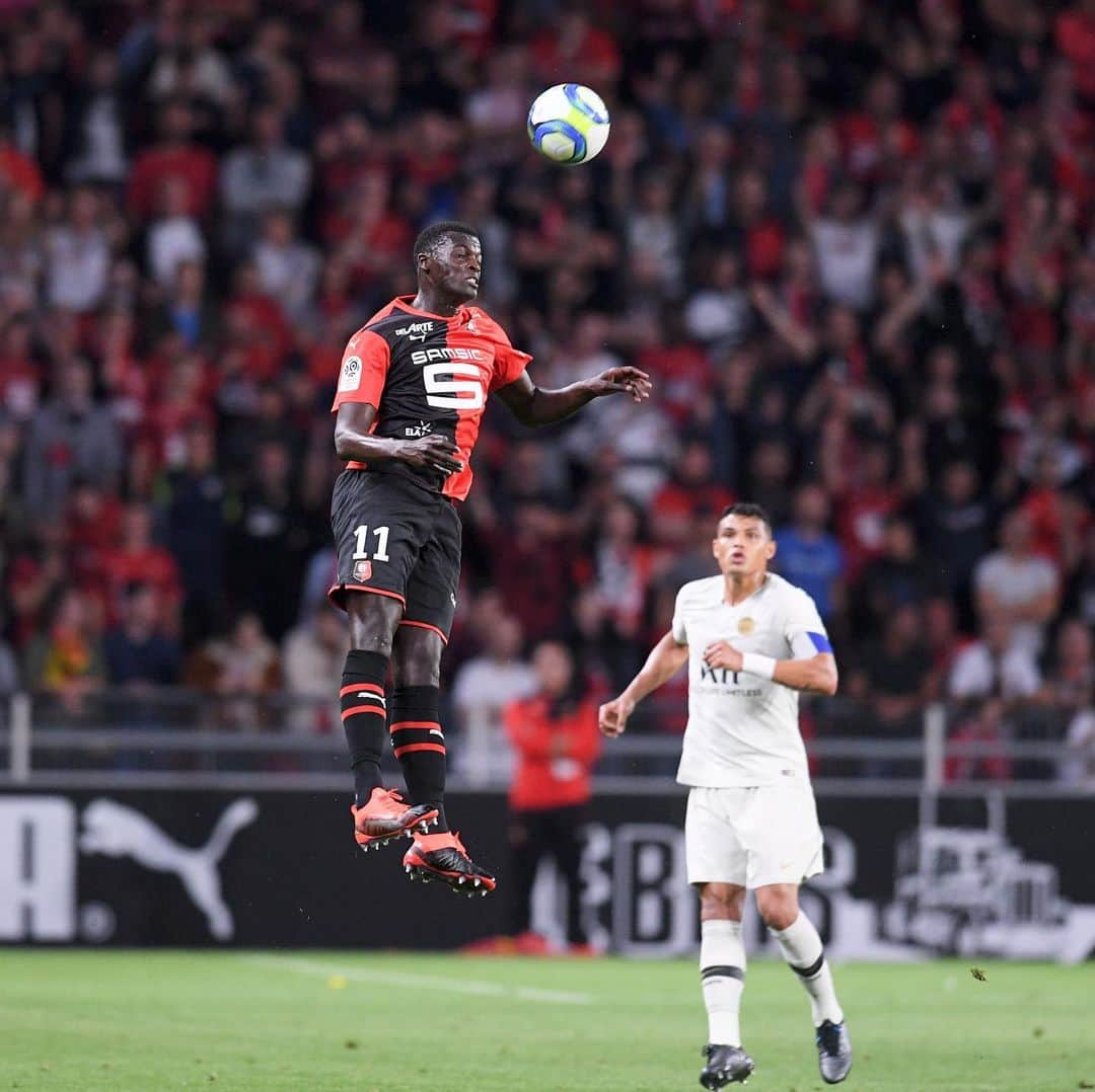 リーグ・アンさんのインスタグラム写真 - (リーグ・アンInstagram)「Victoire du @staderennaisfc ✅ !  Les Rouge & Noir s'imposent (2-1) au Roazhon Park et infligent au @psg son premier revers dès la 2e journée du championnat 🔴⚫️ 💪 ! #SRFCPSG • • #Ligue1Conforama #SRFC #StadeRennais #StadeRennaisFC #Rennes #RoazhonPark」8月19日 6時30分 - ligue1ubereats