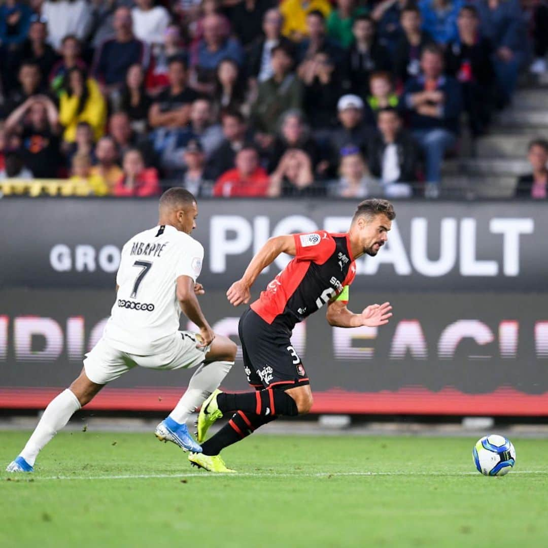 リーグ・アンさんのインスタグラム写真 - (リーグ・アンInstagram)「Victoire du @staderennaisfc ✅ !  Les Rouge & Noir s'imposent (2-1) au Roazhon Park et infligent au @psg son premier revers dès la 2e journée du championnat 🔴⚫️ 💪 ! #SRFCPSG • • #Ligue1Conforama #SRFC #StadeRennais #StadeRennaisFC #Rennes #RoazhonPark」8月19日 6時30分 - ligue1ubereats