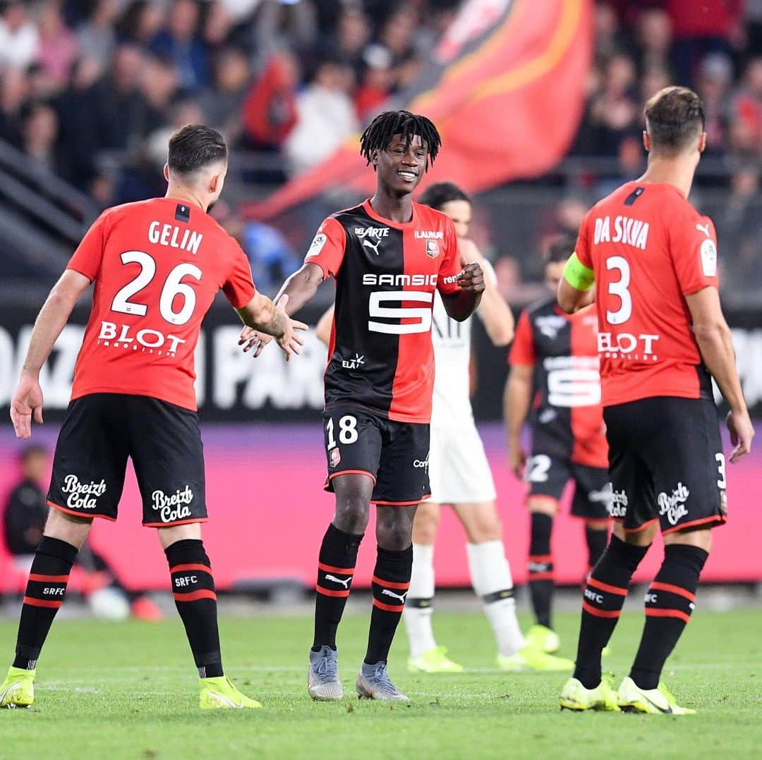 リーグ・アンさんのインスタグラム写真 - (リーグ・アンInstagram)「Victoire du @staderennaisfc ✅ !  Les Rouge & Noir s'imposent (2-1) au Roazhon Park et infligent au @psg son premier revers dès la 2e journée du championnat 🔴⚫️ 💪 ! #SRFCPSG • • #Ligue1Conforama #SRFC #StadeRennais #StadeRennaisFC #Rennes #RoazhonPark」8月19日 6時30分 - ligue1ubereats