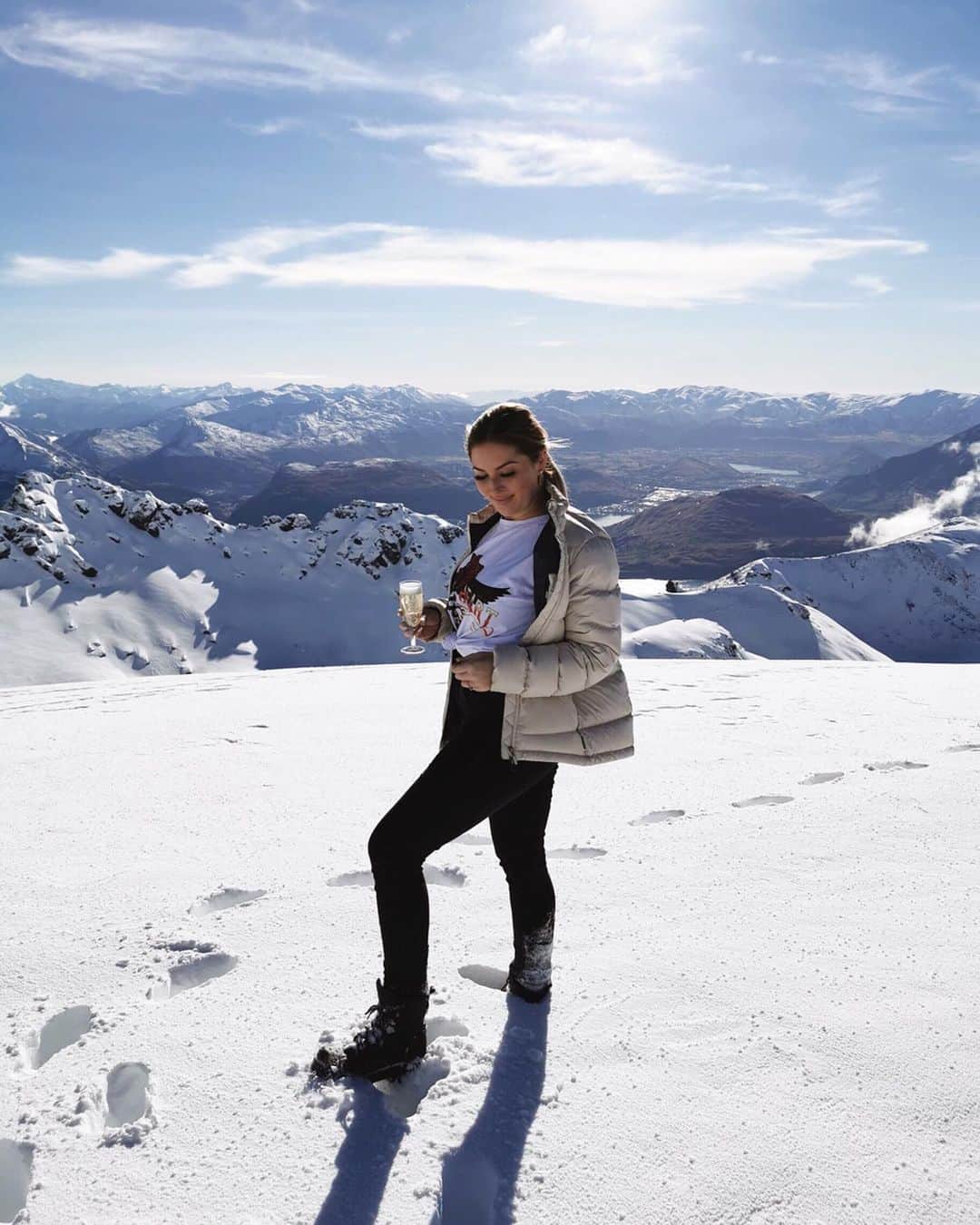Shannonのインスタグラム：「Have you ever felt the snow? ⛄️ don’t miss my two latest vlogs... I’m back to ‘at home’ vlogging today 🥰 delayed bc I’m a dumbass and left my camera charger in queenstown lol what’s new 💕」