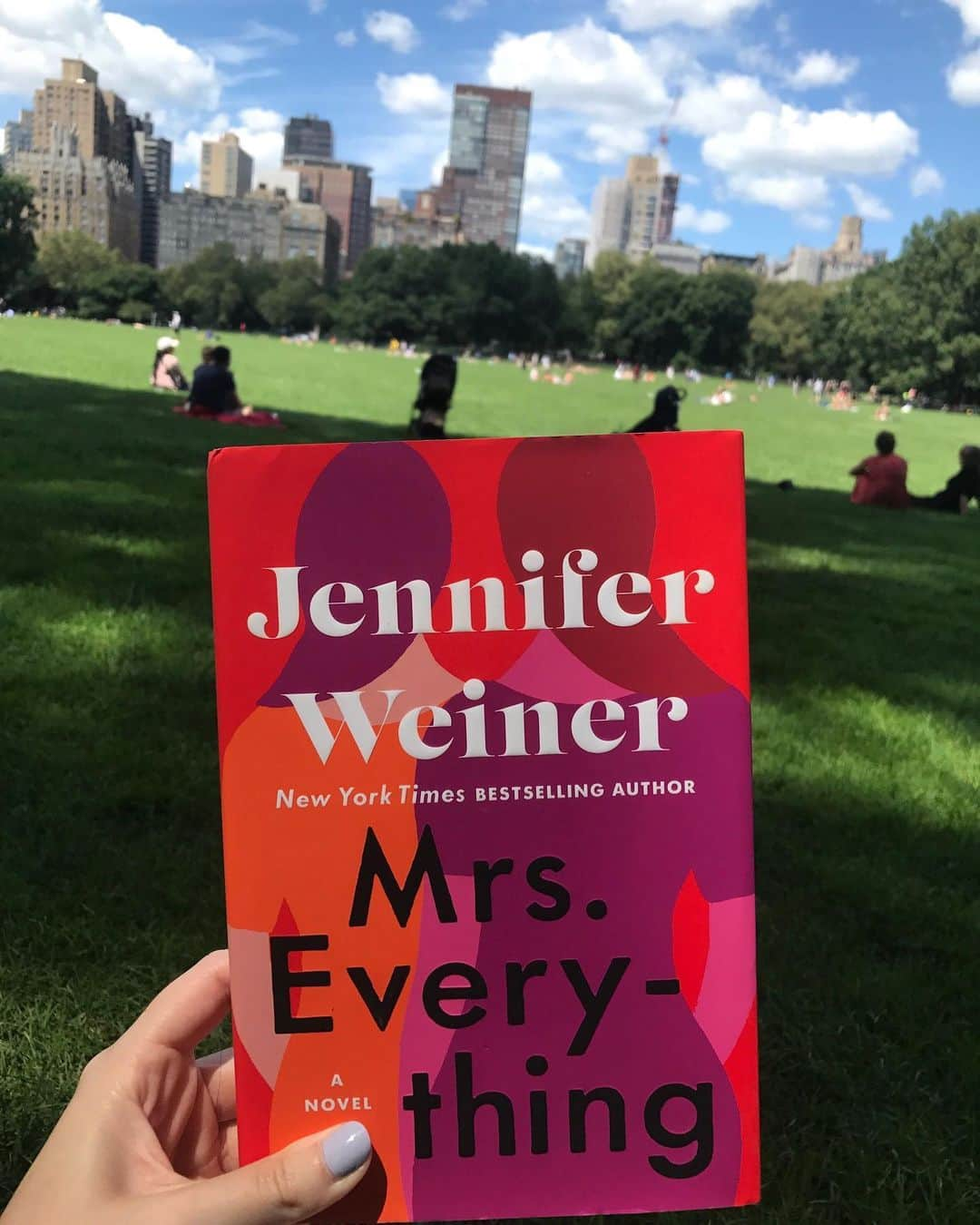 マリクレールさんのインスタグラム写真 - (マリクレールInstagram)「"Women judge themselves so harshly. Perfectionism can kill. It can paralyze you." Jennifer Weiner wants you to embrace your truest self. Have you finished this month's book yet? Leave your review below or share your photo with #ReadWithMC for a chance to be regrammed and tap the link to see what inspired the #MrsEverything author to write a book spanning 70 years.」8月19日 6時47分 - marieclairemag