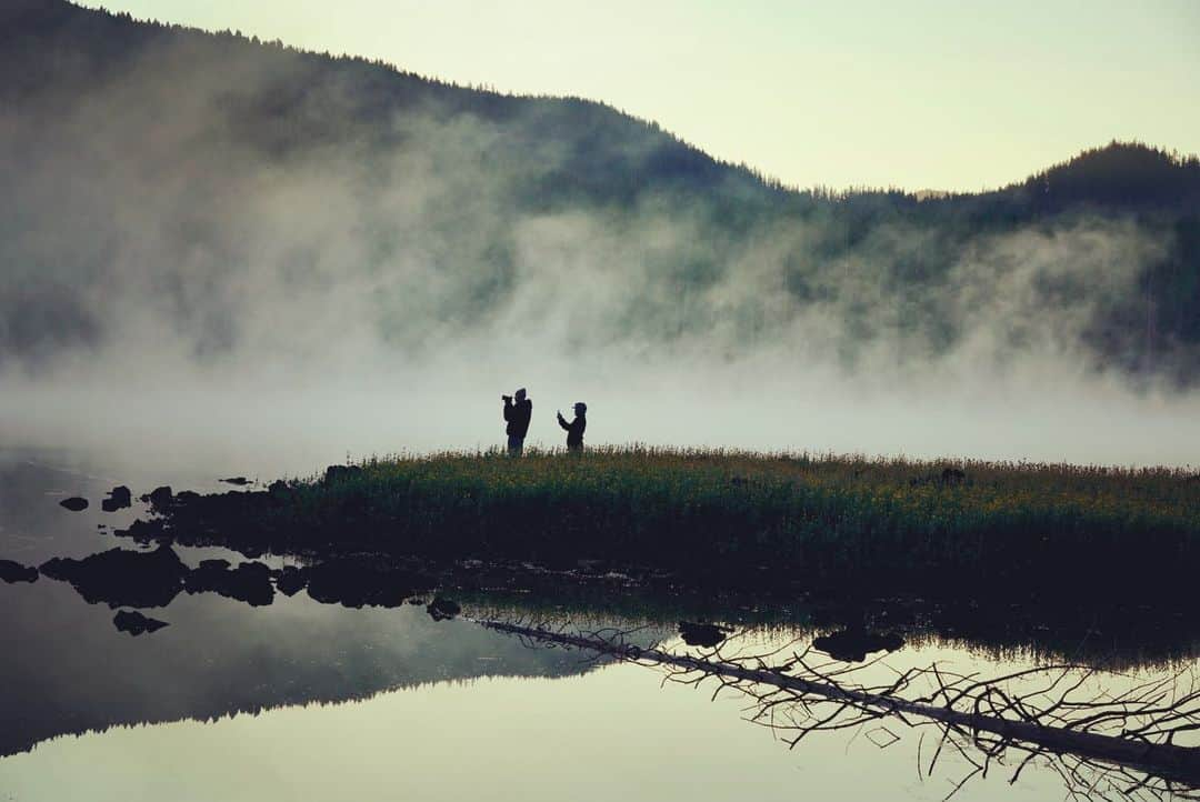 Michael Yamashitaさんのインスタグラム写真 - (Michael YamashitaInstagram)「Photographers working the dawn  on Sparks Lake, Oregon, during Sony Kando 3.0 last week. Pick a great picture place, and they will come.  In fact, four hundred content creators came to Sunriver, Oregon to enjoy the sights, scenes, seminars and shoots at this annual event. Kando embodies Sony’s philosophy and roughly translated means “the power to move people emotionally”. And  Sony does not disappoint! #SonyKandoTrip #SonyKando #SonyKando2019 #bealpha @sonyalpha」8月19日 7時06分 - yamashitaphoto