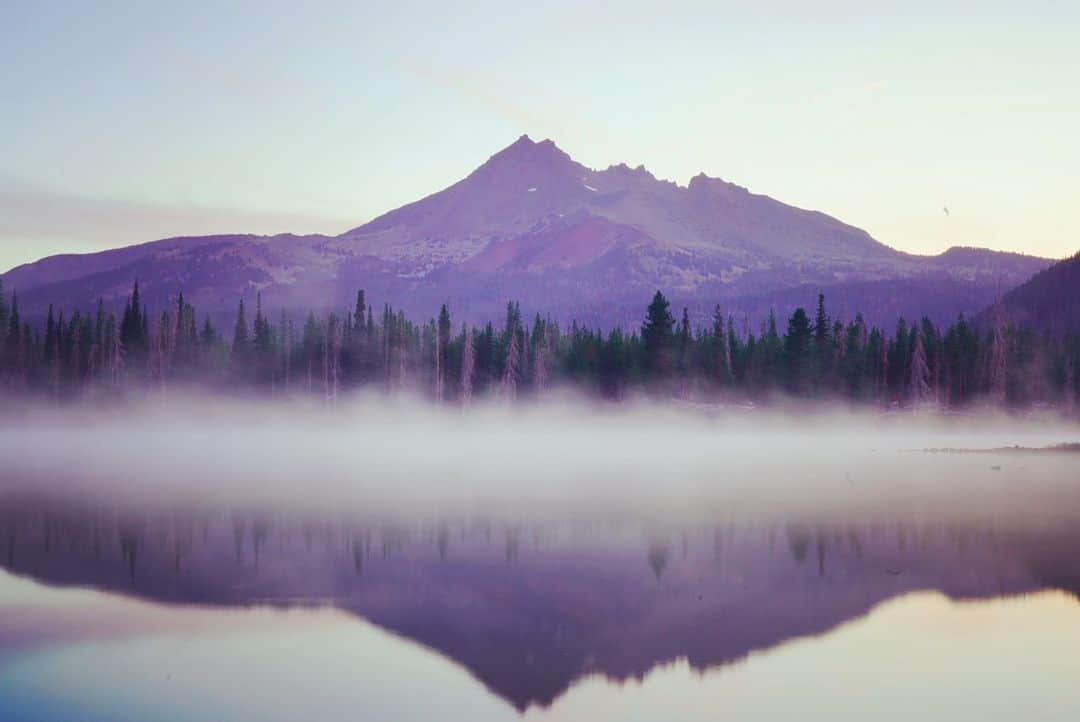 Michael Yamashitaさんのインスタグラム写真 - (Michael YamashitaInstagram)「Photographers working the dawn  on Sparks Lake, Oregon, during Sony Kando 3.0 last week. Pick a great picture place, and they will come.  In fact, four hundred content creators came to Sunriver, Oregon to enjoy the sights, scenes, seminars and shoots at this annual event. Kando embodies Sony’s philosophy and roughly translated means “the power to move people emotionally”. And  Sony does not disappoint! #SonyKandoTrip #SonyKando #SonyKando2019 #bealpha @sonyalpha」8月19日 7時06分 - yamashitaphoto