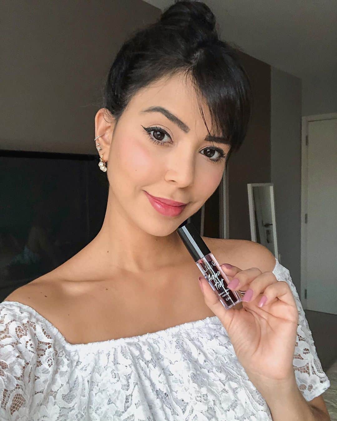 Gabriela Salesのインスタグラム：「Acordei assim, quem negar está mentindo kkkk. Lacrinhas, mostrei nos stories que estou apaixonada por esse novo Aqua Tint da @vult , tenho testado desde que recebi e só tenho elogios a ele. Uso tanto na bochecha como na boca. A minha cor é a “Violet”. O que acharam? *publi」