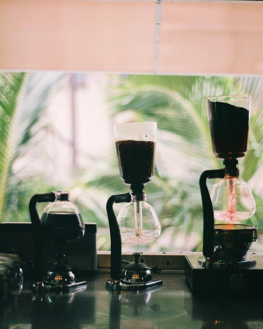 Punchbowl Coffeeさんのインスタグラム写真 - (Punchbowl CoffeeInstagram)「Syphon Sunday☕️ We are open everyday at: 234 Beachwalk Drive Honolulu HI 96815 Operation time: 10am-8:30pm . . . . . . #hawaii #crusin #crusininparadise #cafetruck #syphon #hario #coffee #punchbowlcafe #punchbowlcoffee #kaucoffee #hawaiiancoffee #film #kodak #fujifilm #nikon #f3 #nikonf3」8月19日 7時01分 - punchbowlcoffee