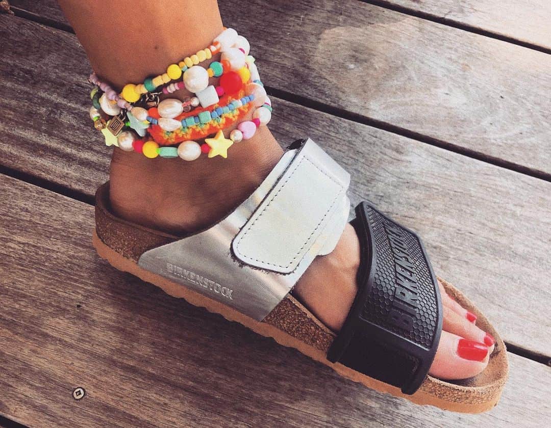 ダニジョーのインスタグラム：「DON’T FORGET YOUR ANKLES 🌈」