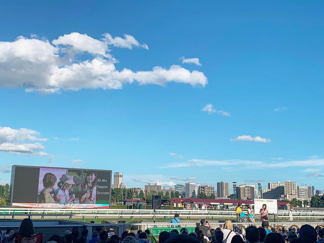 のインスタグラム：「土曜日に、 札幌競馬場にて細江純子さんと栗林さみさんと札幌記念予想を含めた女子会トークに出演しました！. . レースが終わってからのイベントなのに、暑いのに、沢山の方がいらっしゃってとても嬉しかったですし、名前呼んでくださったり、声かけて下さるのもめちゃくちゃ嬉しかったです🙇‍♂️✨. . 本当に有難うございました🙇‍♂️. . 初めての札幌競馬場は綺麗で 見やすくて内馬場から見るコースの近さや二階から見下ろすコースも圧巻で興奮してました。笑. . あとでまた沢山札幌競馬場写真や、北海道写真を徐々に上げていきます🙋‍♀️. . #北海道 #札幌 #競馬 #keiba #札幌競馬場 #細江純子 さん #栗林さみ さん #札幌記念 #予想会 #楽しかったなぁ #本当に有難うございました」