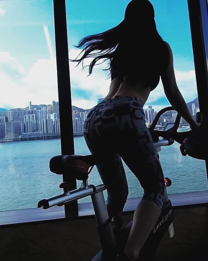 渋谷ゆりのインスタグラム：「早晨☀️我鍾意#香港 ❤️ おはよう☀Good morning #HongKong  #エアロバイク #くびれ  #gym #健身房 #ジム #motivation #fitness #workout  #japanesegirl #model #diet #健身 #運動 #減肥 #ダイエット #筋トレ #减肥 #ボディメイク  #筋トレ女子 #bike #bicycle #自転車 #チャリ #hongkong #香港 #自行車 #victoriapeak #aerobics #有酸素運動  #ヒップアップ」