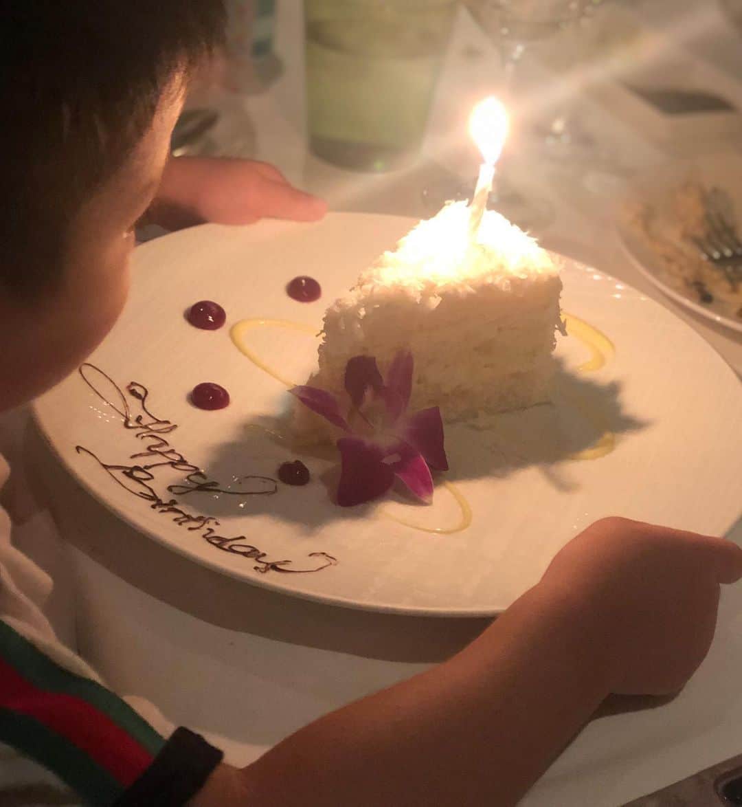 白田久子さんのインスタグラム写真 - (白田久子Instagram)「ハワイで誕生日を迎えました🎂 家族みんなにお祝いしてもらえて感謝です。 ・ 年子2人連れの外出はなかなか大変なんだけど、空気を読んでか下の子はハイチェアからまったく動かなかった😂上の子も沢山ご飯を食べてくれて、新しい歳の始まりも子供達と一緒にスタートしました❤️ 今年の誕生日ディナーはハレクラニのオーキッドにて…景色も最高で子供に優しくご飯も美味しかったよ。 ・ インスタを見てくれてる皆さん、メッセージありがとうございます🌹マイペースですがこれからもヨロシクね💕 #誕生日 #mybirthday  #hawaii  #ケーキのろうそくは兄が消す  #年子ママ」8月19日 7時36分 - hisako_shirata