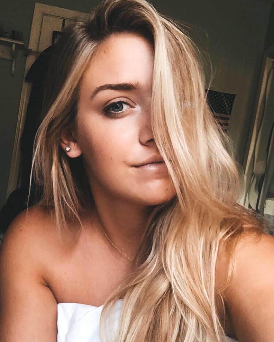 レイチェル・パーソンズのインスタグラム：「This has been a stay in bed till noon kinda Sunday☀️ Also... for those who aren’t aware, I like girls too. I’m bi🌈」