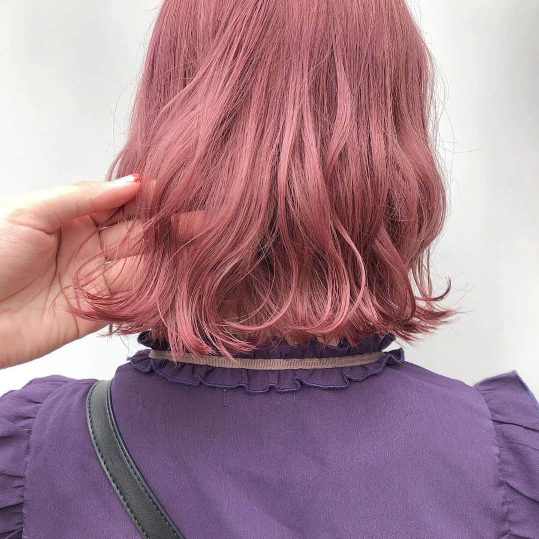 MERYさんのインスタグラム写真 - (MERYInstagram)「. 夏は思いっきり派手なヘアカラーに挑戦してみませんか？♡ ピンクやオレンジなど、日頃味わえないようなカラーを楽しんで♪  @imayu_garden さんの投稿には、真似したくなるようなヘアカラーが沢山！是非チェックしてみてね♡ . MERYでは他にも「かわいい」に近づくさまざまな情報を発信しています。 @mery.beauty コスメ・美容に特化した情報をお届け♡ @mery_spot 話題のカフェやお出かけスポットをご紹介！ こちらもぜひチェックしてみてください！ . . photo by @imayu_garden . #MERY #regram #instagram #instahair #hair #hairstyle #orange #pink #머리스타그램 #夏休み #ハイトーン #巻き髪 #オレンジ #ピンク #ピンクヘア #ハイトーンカラー #ヘアカラー #ピンクカラー #オレンジカラー #ケアブリーチ #派手髪 #ブリーチカラー #ブリーチ #夏カラー #ヘア #ヘアスタイル #お洒落 #お洒落さんと繋がりたい #MERY女子 #メリー」8月19日 8時00分 - mery.jp