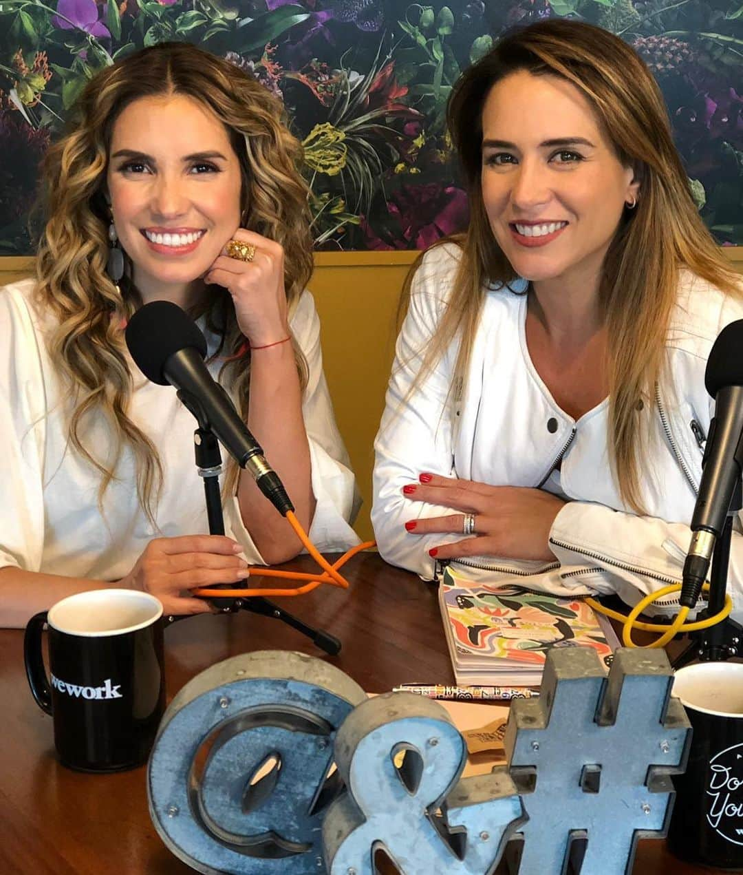 Erika De La Vegaさんのインスタグラム写真 - (Erika De La VegaInstagram)「En el más reciente episodio de mi podcast #EnDefensaPropia, la conversa fue con @andy_escalona  Nos contó sobre cada paso que ha dado para lograr sus metas. Hablamos de decisiones, de salir de la zona de confort y de cómo la perseverancia te abre esas puertas que creías que nunca se iban a abrir. . Escucha a Andrea Escalona #EnDefensaPropia en cualquiera de las plataformas de audio #Spotify #iTunes #GooglePlay #iVoox y también puedes verla en mi canal de #YouTube.  Producción: @pelicarmona Edición: @aemorantes Música original: @epararrayos Espacios: @wework  #ErikaDeLaVega #Podcast #PodcastEnEspañol #México」8月19日 8時00分 - erikadlvoficial