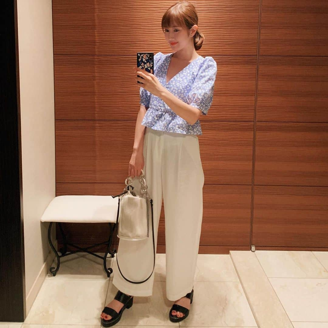 多岐川華子さんのインスタグラム写真 - (多岐川華子Instagram)「爽やかに🌈このtops丈短めだからハイウエストのデニムと合わせようかと思ってたんだけど、今の時期にしっかりデニムは暑いなぁ〜🤭 と思ったら ちょうどいいリネンのワイドパンツ持ってた💛 UNIQLOのなんだけど、形と履き心地良すぎてデニムっぽいブルーも持ってる🤙 . tops#zara pants#uniqlo shoes#viviancollection bag#zara . . #ootd#outfit#codenate#fashion#instafashion#私服#夏服#夏コーデ#ザラ#ユニクロ#ベルテッドリネンコットンワイドストレートパンツ#ベルテッドリネンコットンワイドパンツ#リネン#リネンコットンパンツ#リネンコットン#プチプラコーデ#プチプラファッション#着心地#最高#爽やかコーデ#涼しげコーデ」8月19日 8時16分 - hanako__official