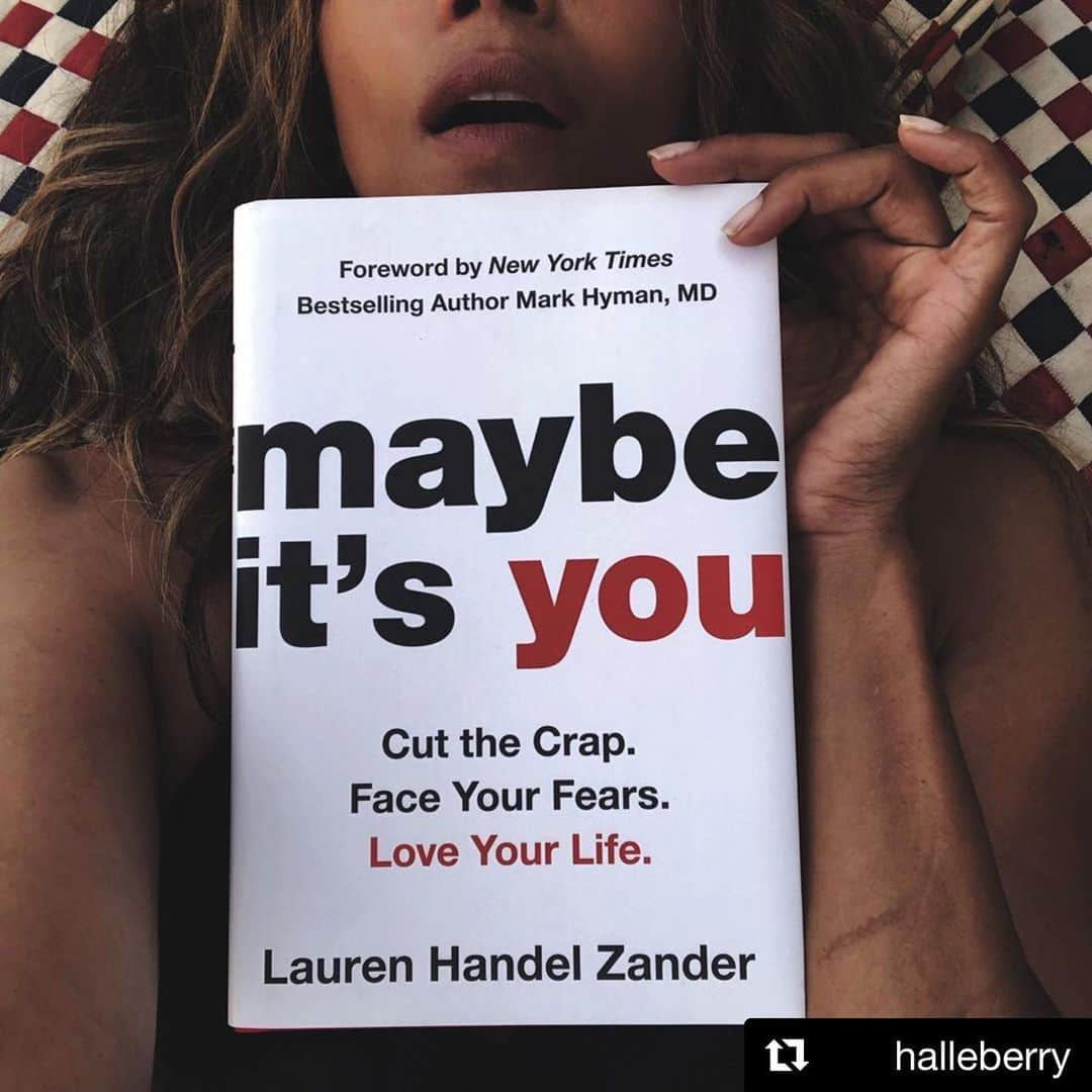 クエストラブさんのインスタグラム写真 - (クエストラブInstagram)「Ha ha I thought #LaurenZander was my lil secret. Even Halle knows what time it is. I’m certain one of my books will be about how LZ got me to a new amazing place in my life (people ask “what kinda diet am I on?” I answer truthfully: “MENTAL HEALTH leads to all types of freedom and infinite possibilities!” (Most of us default to alcohol/drugs/sex/food/overworking/cutting/or whatever lie we live to get us through the day 🤷🏾‍♂️) good to know Lauren is changing our way of thinking about ourselves one painful step at a time.  #Repost @halleberry ・・・ Hey hey hey...it’s SELF CARE SUNDAY! In honor of that, today’s #HBBooksFromBed is for any of you, like me, who find times when you need to make shifts in the way you do life so you can live out loud and reach your full potential! Whether that be in work, love or friendships. Maybe It’s YOU, by #LaurenHandelZander offers up not only sound advice, but clear road maps to guide you along your path. This read recently inspired me to make huge shifts in my life and I’m already seeing the benefits!  Enjoy 💥 #SelfCareSunday」8月19日 8時17分 - questlove