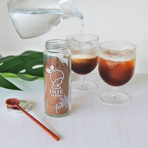 INIC coffeeさんのインスタグラム写真 - (INIC coffeeInstagram)「. 抜群の爽快感！コーヒートニックをINICで楽しみませんか？ カフェでも最近人気のメニュー、コーヒートニック。濃いめのコーヒーを炭酸で割って、炭酸のシュワッとしたのどごしとコーヒーの香ばしさが楽しめる夏にぴったりのドリンク。 INICならおうちで気軽に楽しめます。 グラスにたっぷりの氷と濃いめにいれたイニックをいれて、炭酸水をそそぐだけ。 . コーヒートニックには、コーヒーの濃さを調節できる瓶タイプがオススメです＾＾ . 猛暑のこの時期にたまらない美味しさのコーヒートニック♩ぜひお試し下さいね＾＾ . ▼アイス専用＜Daytime Ice Aroma＞ラインナップ https://www.inic-market.com/SHOP/79586/176906/list.html #INICcoffee #INIC #coffee #organic #OrganicAroma #life #iniclife #refresh #イニックコーヒー #イニック #リフレッシュ #5秒で本格コーヒー #おうちカフェ #丁寧な暮らし #イニックコーヒーのある生活 #コーヒートニック #おうちカフェ #冷たい #アイスコーヒー #猛暑」8月19日 8時20分 - iniccoffee