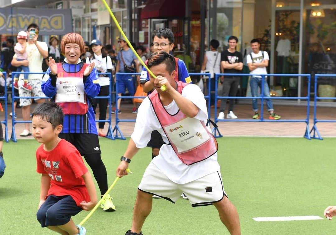 たむらけんじさんのインスタグラム写真 - (たむらけんじInstagram)「昨日はたくさんの皆さんが『ちゃ〜ズモール2019』にお越しくださいました。去年の13000人を越えて目標の15000人動員を達成できました！ありがとうございました😊 たくさんの子供達の笑顔を見れて本当に良かったです！！ また、来年もこのイベントが出来るように頑張ります！！ 暑い中頑張ってくれたスタッフさん、芸人の皆さんほんまにありがちゃ〜‼️ #たむけん #たむけんcup #もりのみやキューズモール #ラーメン東大  #海月館 #シーアイガ海月 #ダイワサイクル #乃が美 #テクノファレック #ネスタリゾート神戸 #アンブロ #ボーネルンド #オアシス #ジェイグリーン堺 #関わってくれた皆さんに感謝」8月19日 8時28分 - tamuradojou