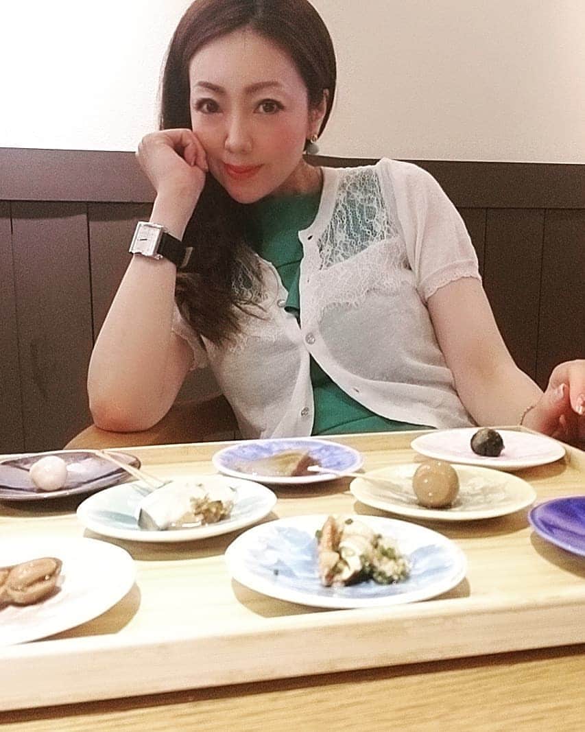 今堀恵理さんのインスタグラム写真 - (今堀恵理Instagram)「大阪で１番予約困難な中華のお店「火の鳥」に昨夜やっと行けました💕😍 何年も行きたいと言い続けて🙏念願叶ったよ 実は昨日は定休日らしかったけど…そして通常じゃなく特別メニューを食べさせて頂きました  鮑の冷麺、松茸と牛バラ、土鍋のふかひれあんかけご飯、スッポンの煮込み…まだまだ食べたよ  シャンパンも順番に珍しい物を飲ませて頂きました  次はいつ行けるかな？何年後かな～　って感じです  昨日のコーデは ワンピース　@primascherrer  カーディガン　@miimi__miimi  時計　@nomonday_jp 『eri0809』クーポン 使用で10パーセントオフになります。  #nomonday　#ノーマンデー　#腕時計　#時計　#手元倶楽部　#primascherrer  #火の鳥　#空心　#ふかひれあんかけご飯 　#北浜　#予約困難　#大阪中華 　#今堀恵理　#angelpeach」8月19日 8時33分 - eriimahori