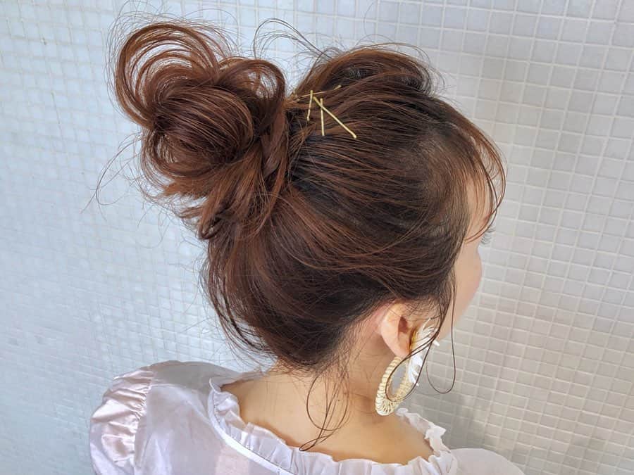 kawamura_takashi_camさんのインスタグラム写真 - (kawamura_takashi_camInstagram)「ヘアアレンジ & ヘアセット 河村タカシ 前髪が多めの人でも出来るゴールドピンを使ったシースルーバング。  シンプルなお団子ヘアの印象を変えてくれる前髪アレンジ。 見せて可愛いゴールドピンが大活躍！！ #hairarrangecam  #hairarrange  #hairset  #hair  #ヘアアレンジ  #ヘアセット  #ヘア  #大阪  #心斎橋  #心斎橋美容室 #簡単ヘアアレンジ #ゴールドピン #お団子ヘア #お団子アレンジ #followme  #hairdresser  #美容師 #サロンモデル募集  #サロモ #撮影モデル募集 #関西サロモ #ヘアアレンジモデル募集 #locari  #mery #헤어어레인지　 #머리스타그램　 #뷰티스타그램  #헤어　 大阪市中央区心斎橋筋1-1-5 永恒ビル4F hair&make TAXI」8月19日 8時36分 - kawamura_takashi_cam